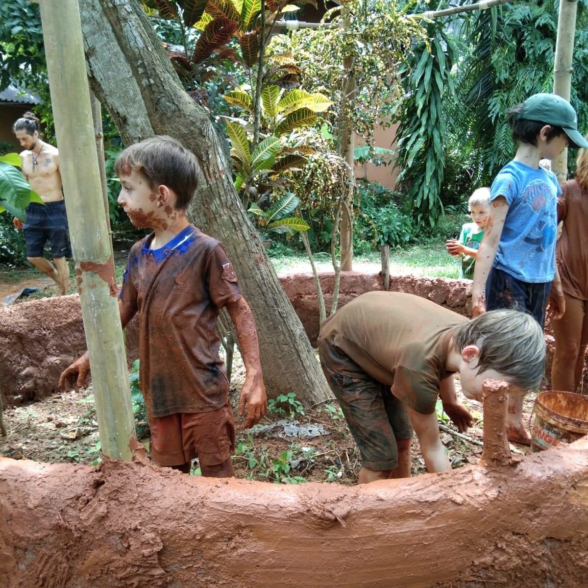 NatureMind-ED Les enfants construisent un mur à partir de cob et d'argile
