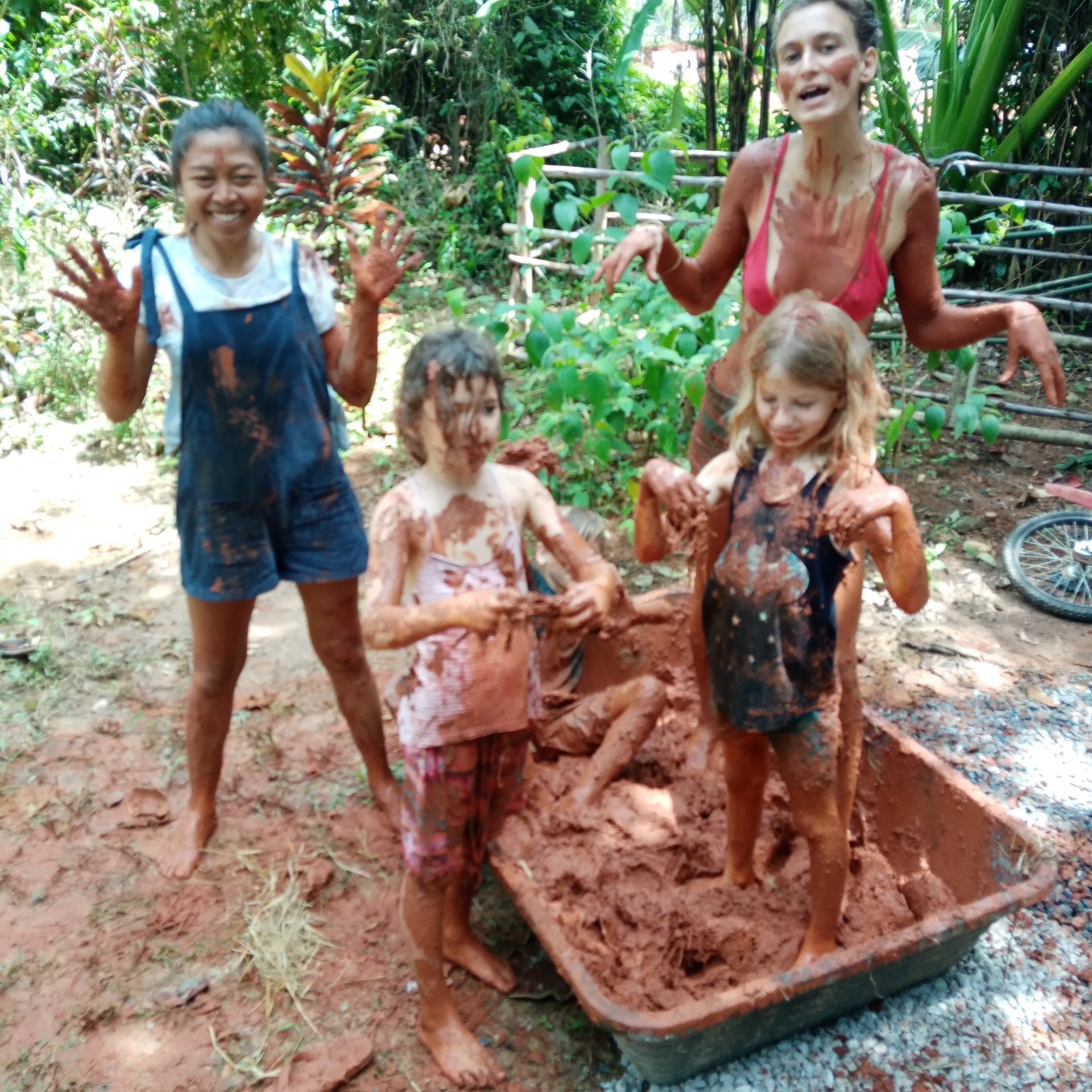 NatureMind-ED Une bassine d'argile avec desux enfants et deux animatrices