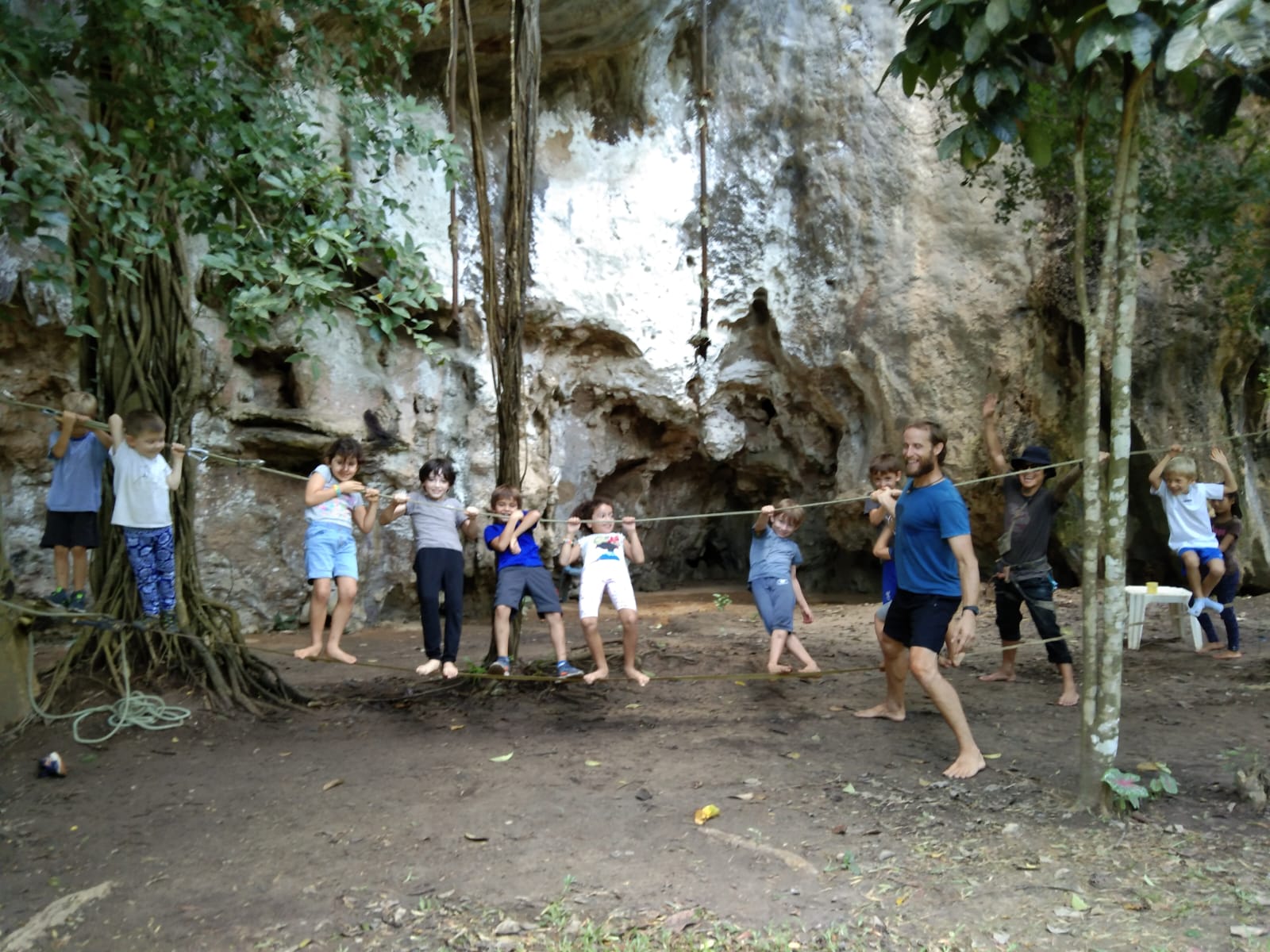 NatureMind-ED Des enfants découvrent la Slack Line avec Pierre