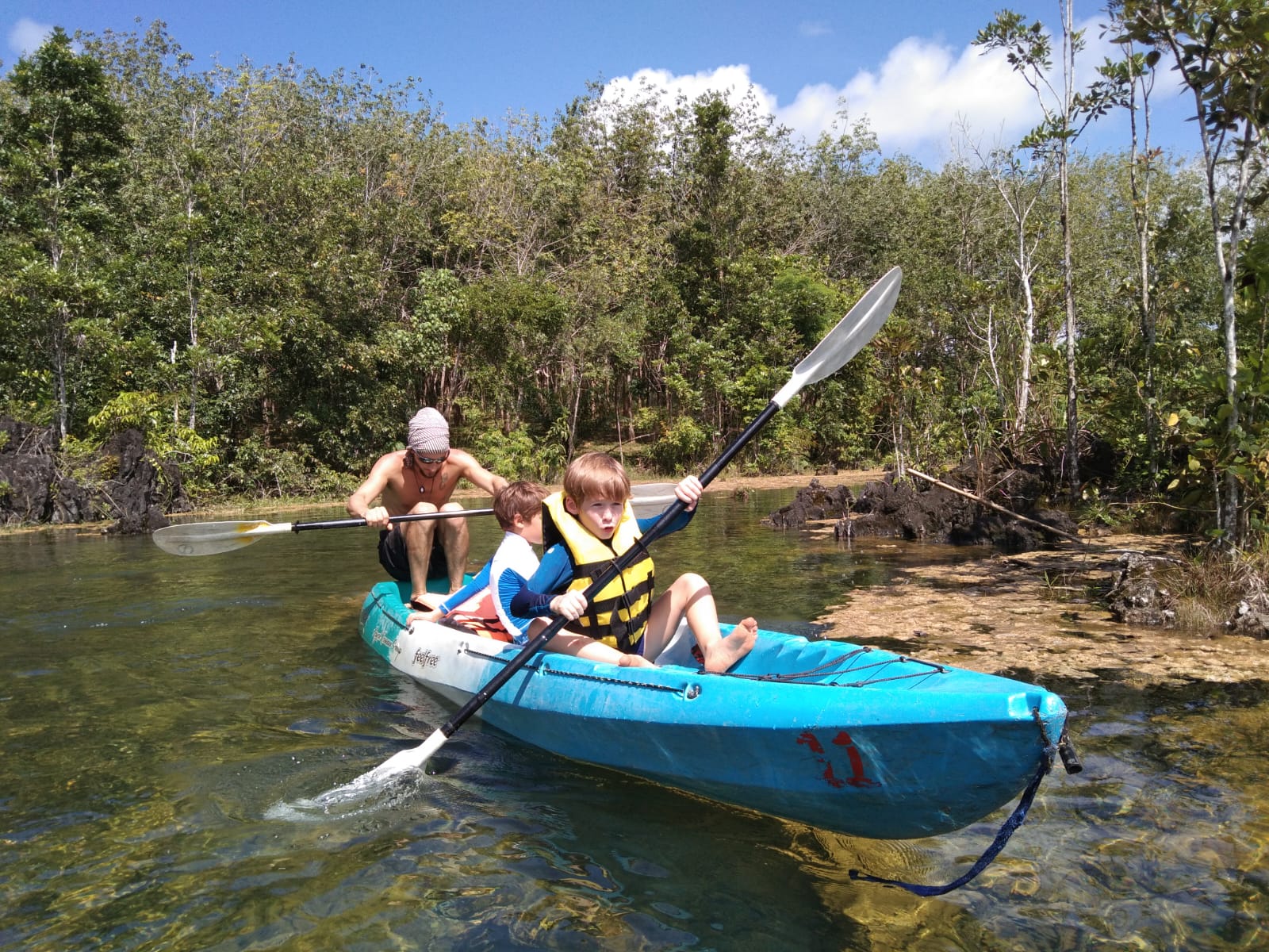 NatureMind-ED Deux enfants découvrent le kayak avec leur accompagnateur