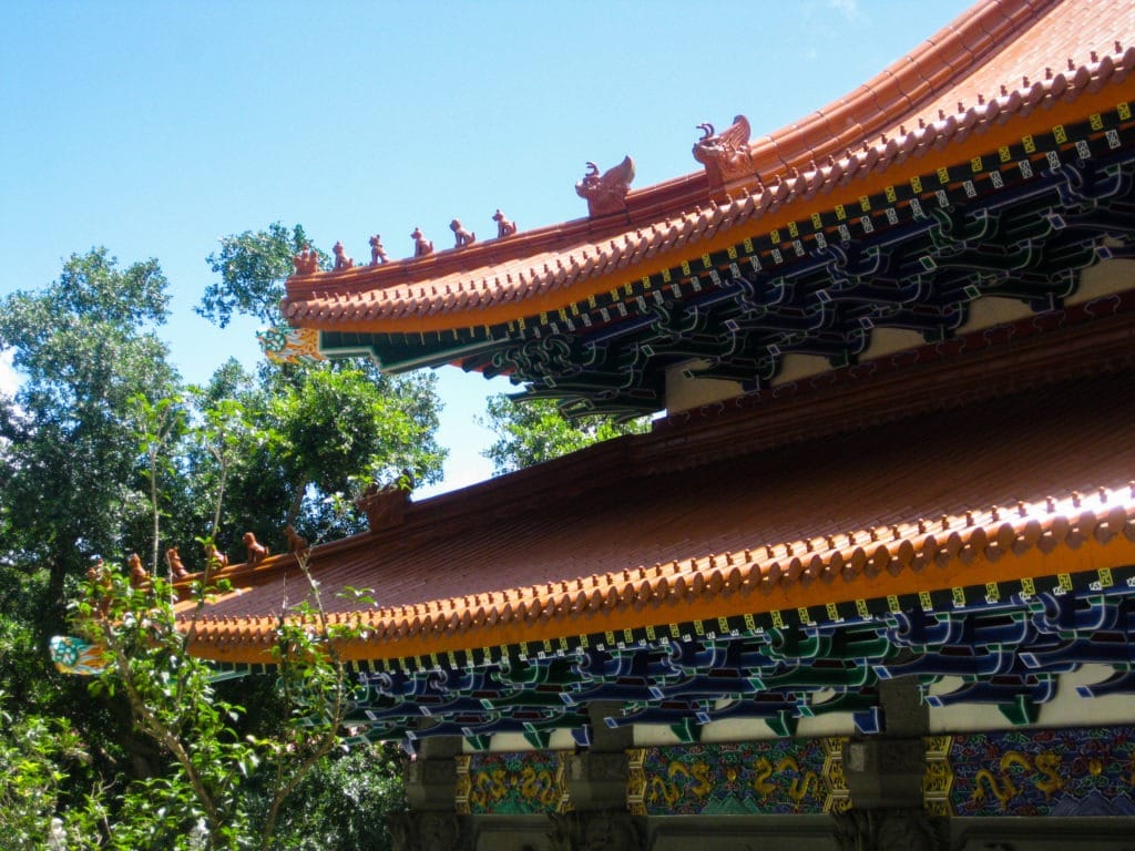 Vangabonds Wandering Hong Kong Toits et mosaïques du temple Po Lin