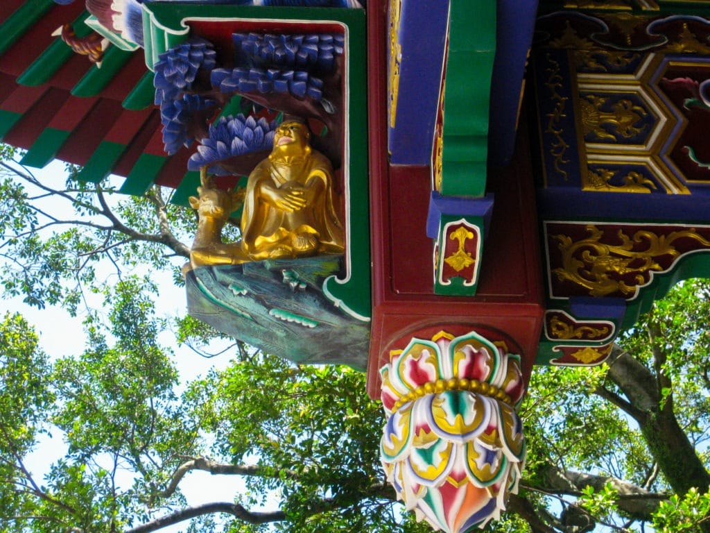 Vangabonds Wandering Hong Kong Détail de l'une des colonnes du monastère Po Lin