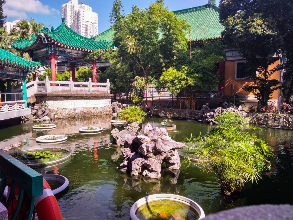 Vangabonds Wandering Hong Kong Vue du jardin du temple Sik Sik Yuen