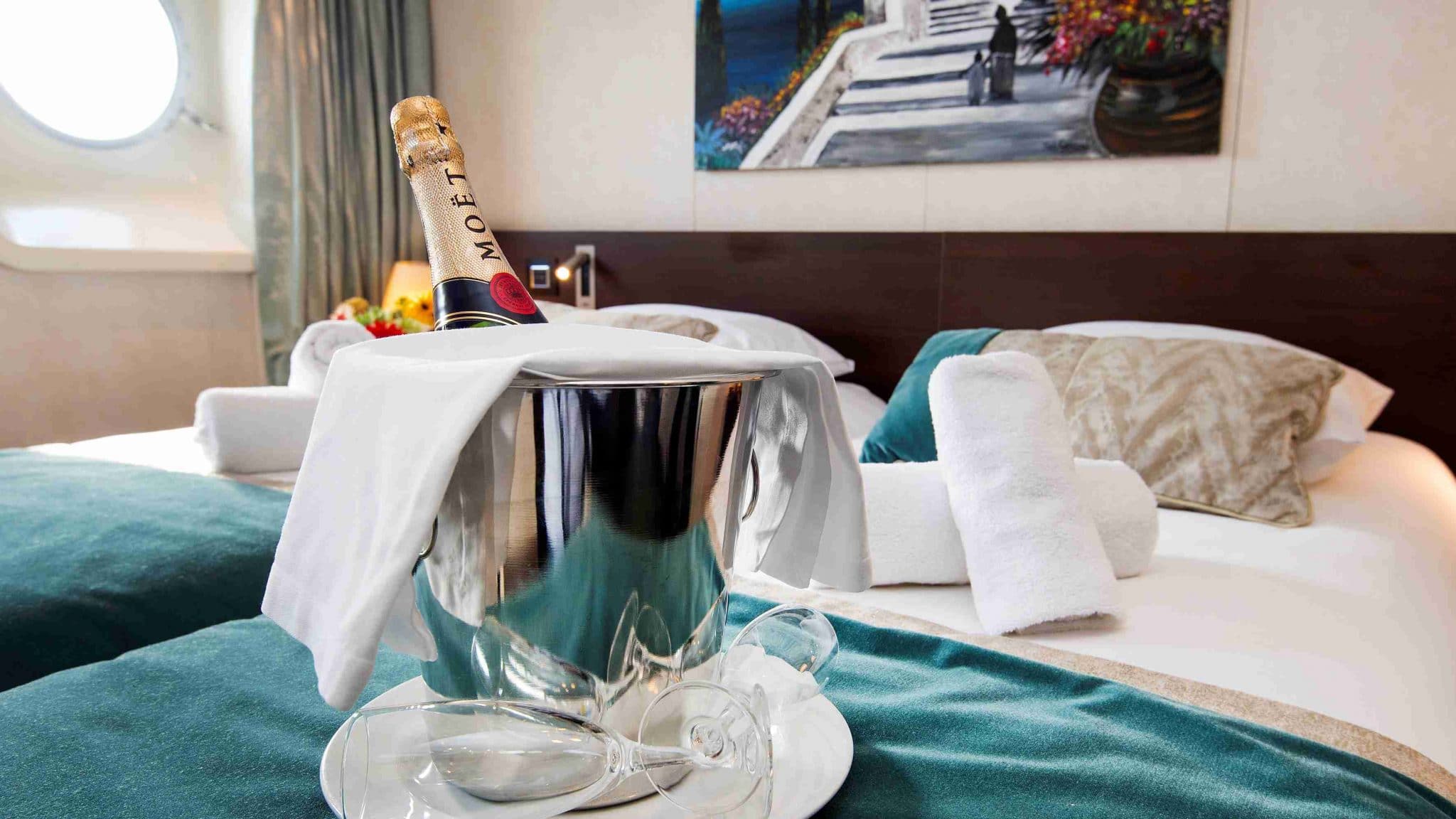 cabine-double-pont-principal-detail-MS-Belle-de-l'Adriatique-Mer-Mediterranee-CroisiEurope©CroisiEurope-compressed