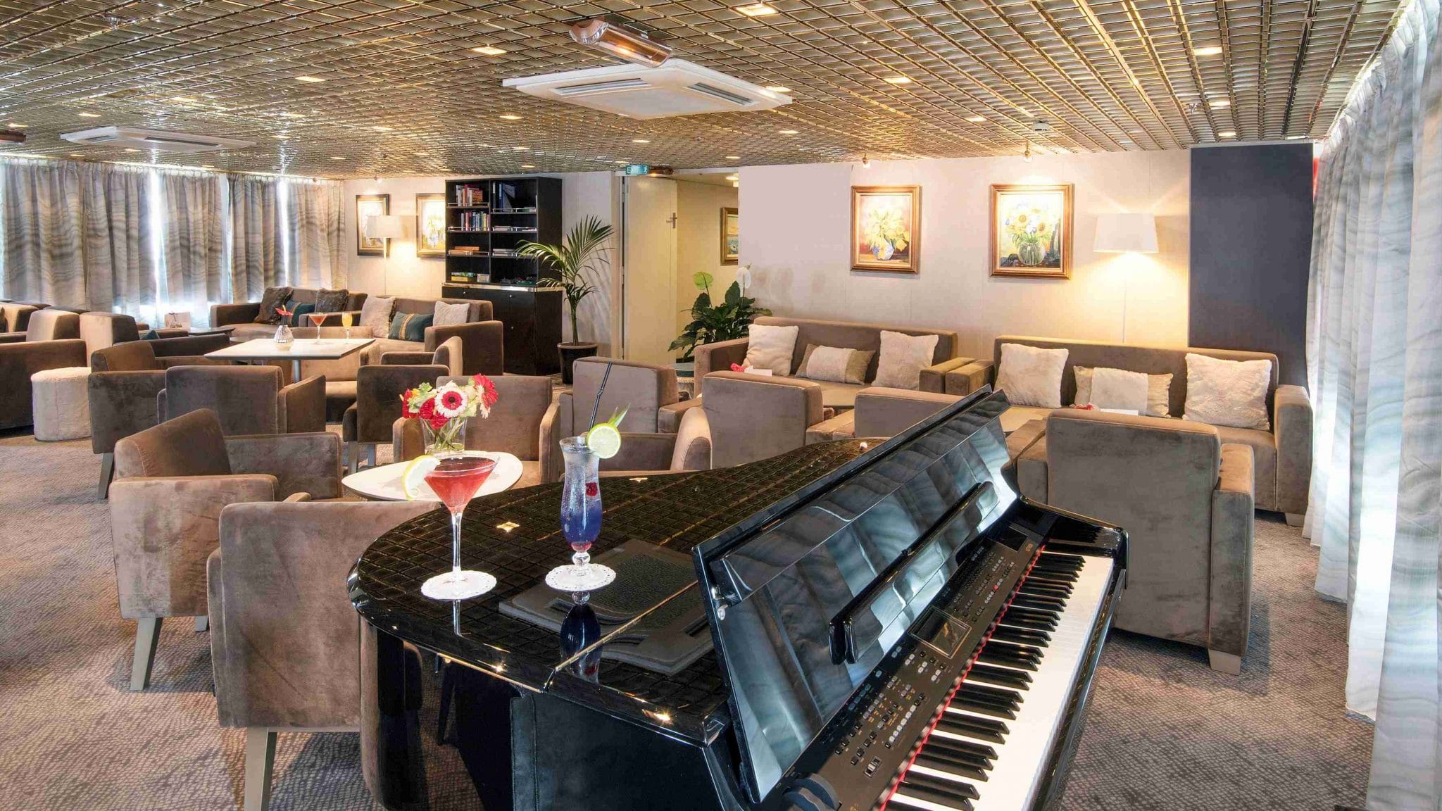 pianorama-bar-MS-Belle-de-l'Adriatique-Mer-Mediterranee-CroisiEurope©CroisiEurope-compressed