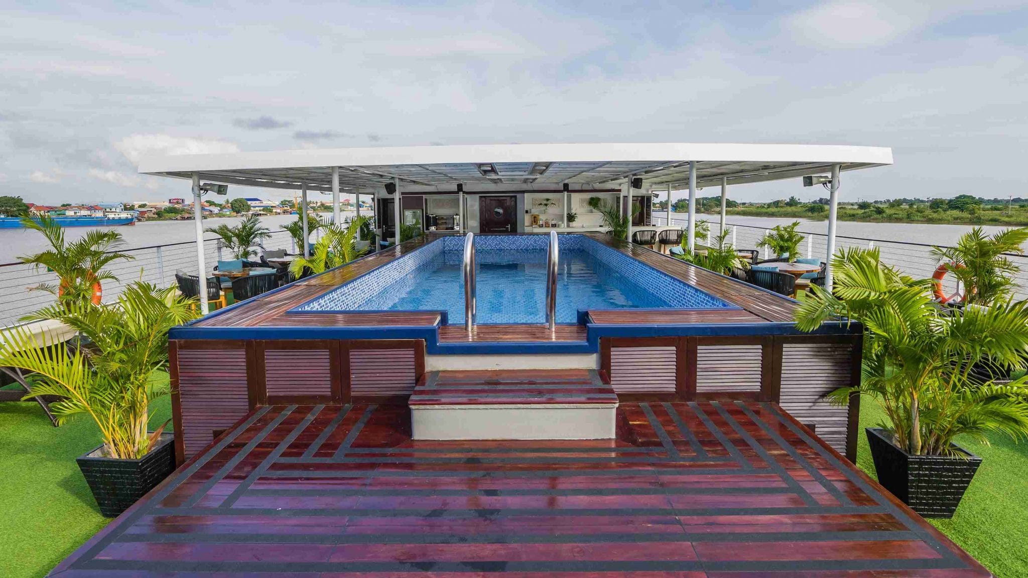 pont-soleil-piscine08-RV-Indochine-ll-Mekong-CroisiEurope©Live Studio-compressed