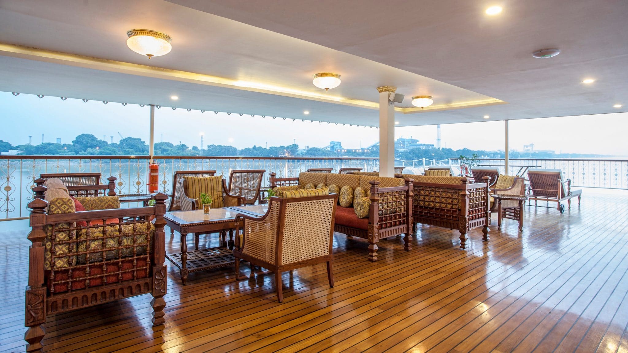 terrasse-plein-air02-RV-Ganges-Voyageur-Inde-Gange-CroisiEurope©