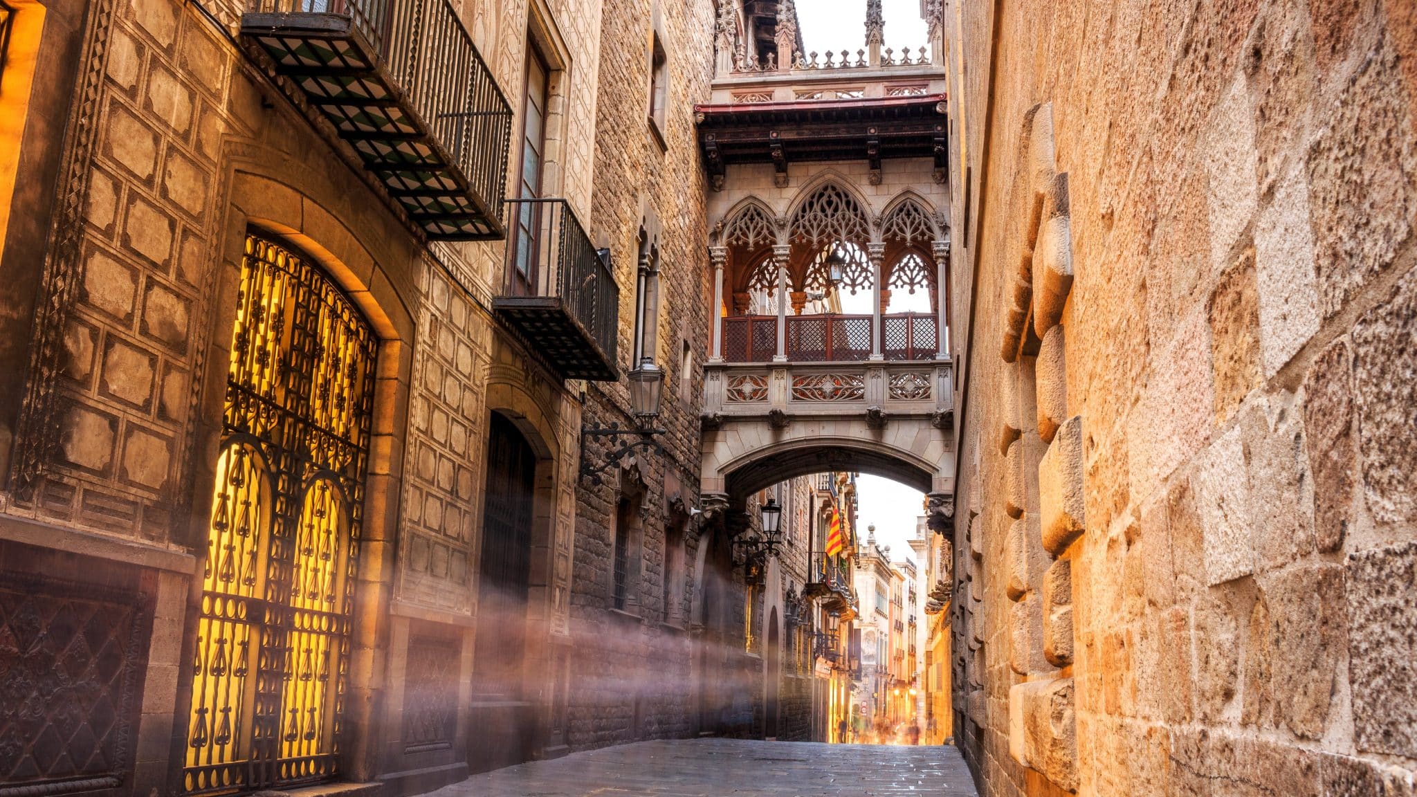 Bridge,Between,Buildings,In,Barri,Gotic,Quarter,Of,Barcelona,,Spain